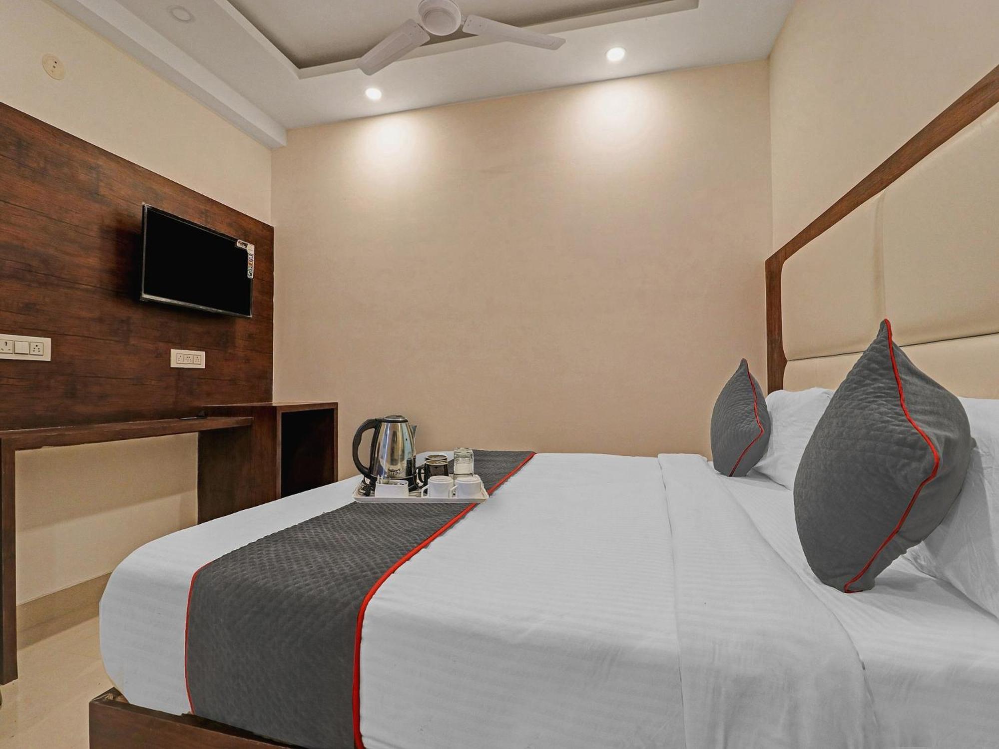 Townhouse Tark Inn นิวเดลี ภายนอก รูปภาพ