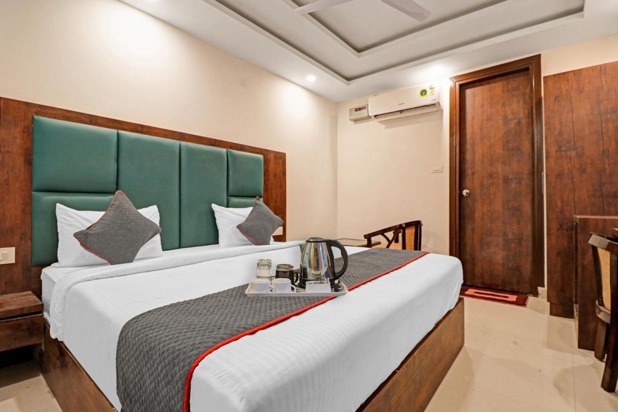 Townhouse Tark Inn นิวเดลี ภายนอก รูปภาพ