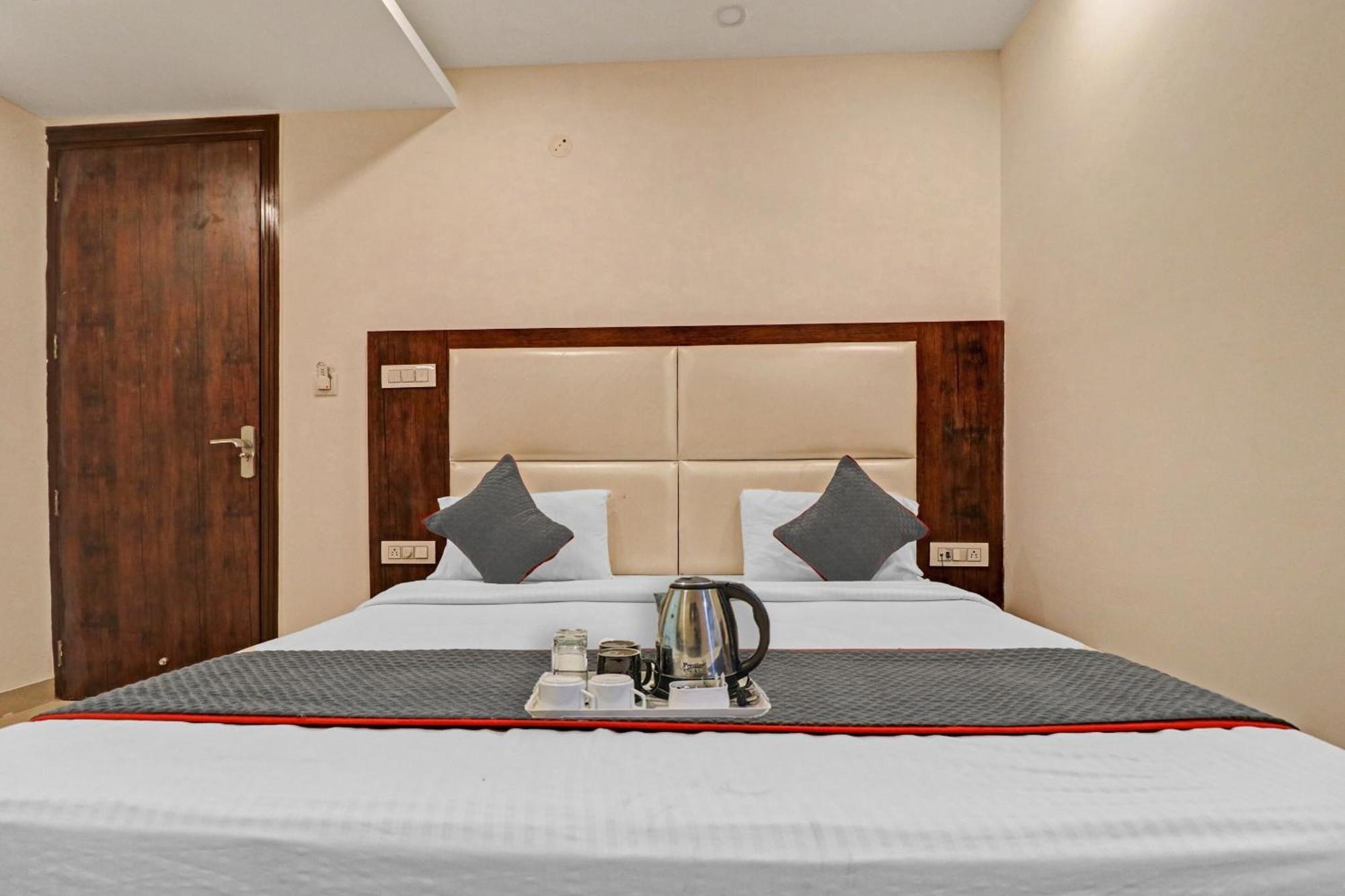 Townhouse Tark Inn นิวเดลี ภายนอก รูปภาพ