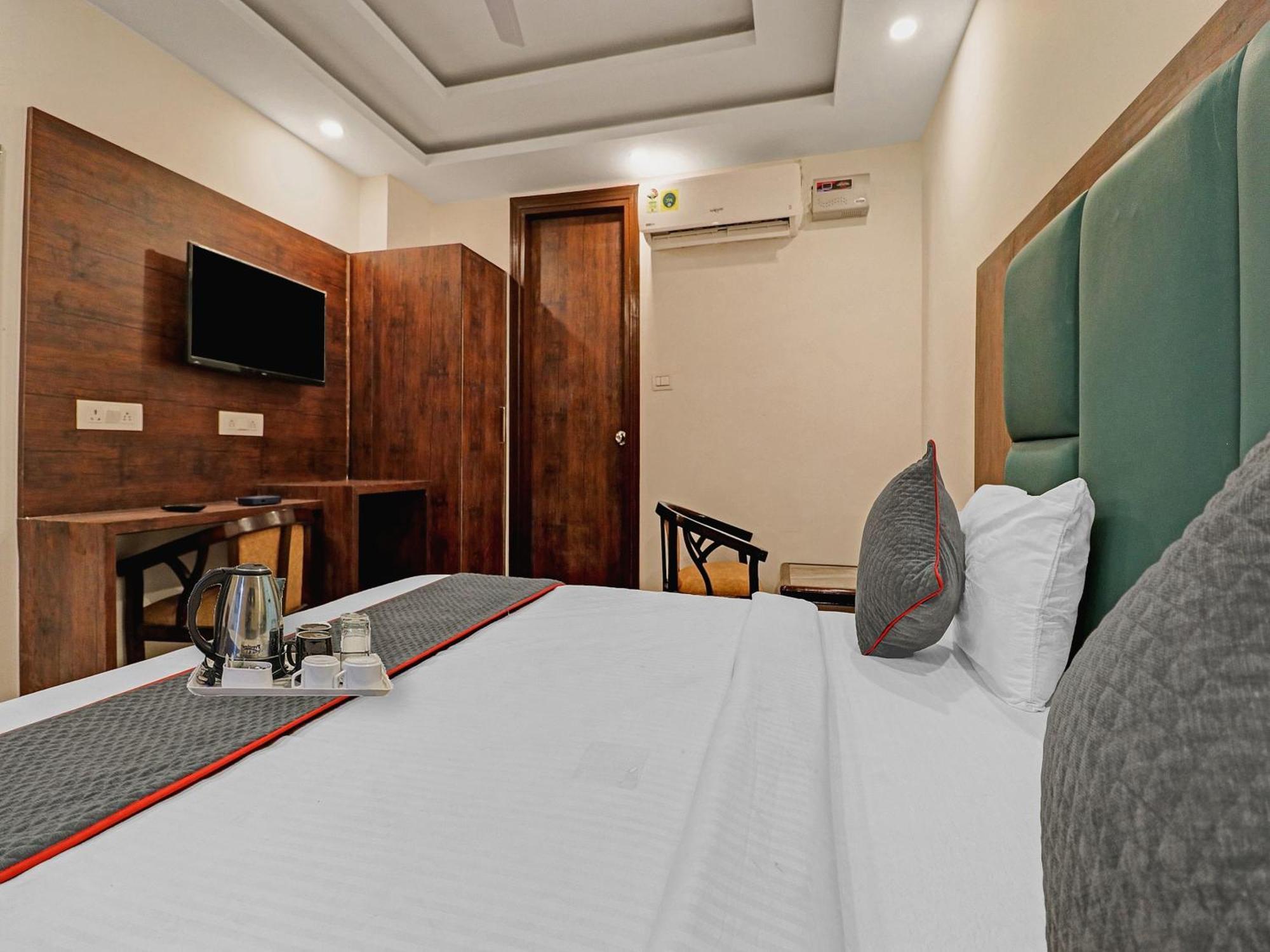 Townhouse Tark Inn นิวเดลี ภายนอก รูปภาพ